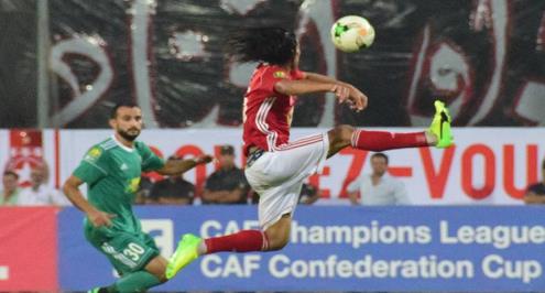 بالفيديو.. مرعي يتعرض لطرد غريب وسط معركة عنيفة في كلاسيكو تونس